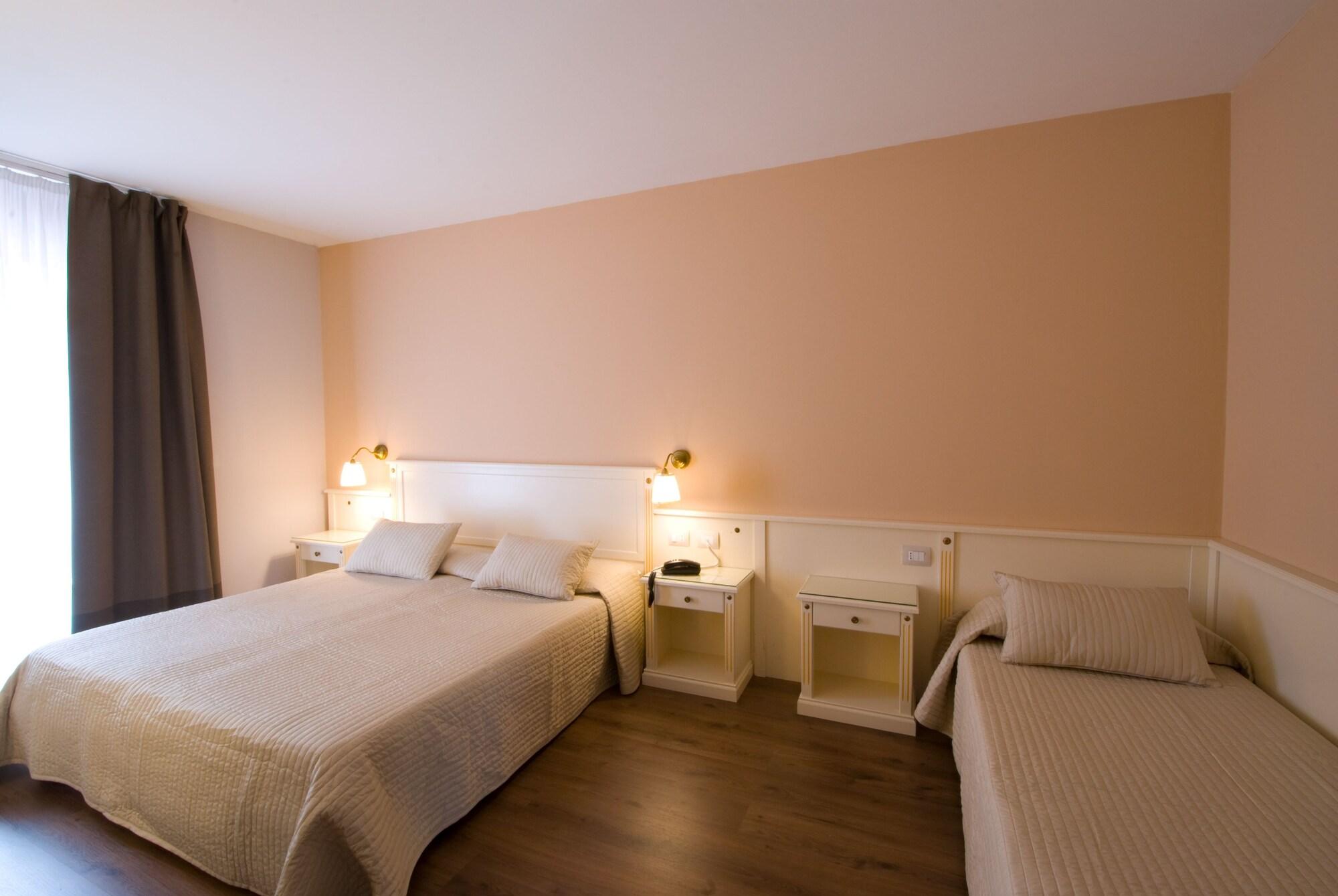 Hotel Royal Riva del Garda Esterno foto