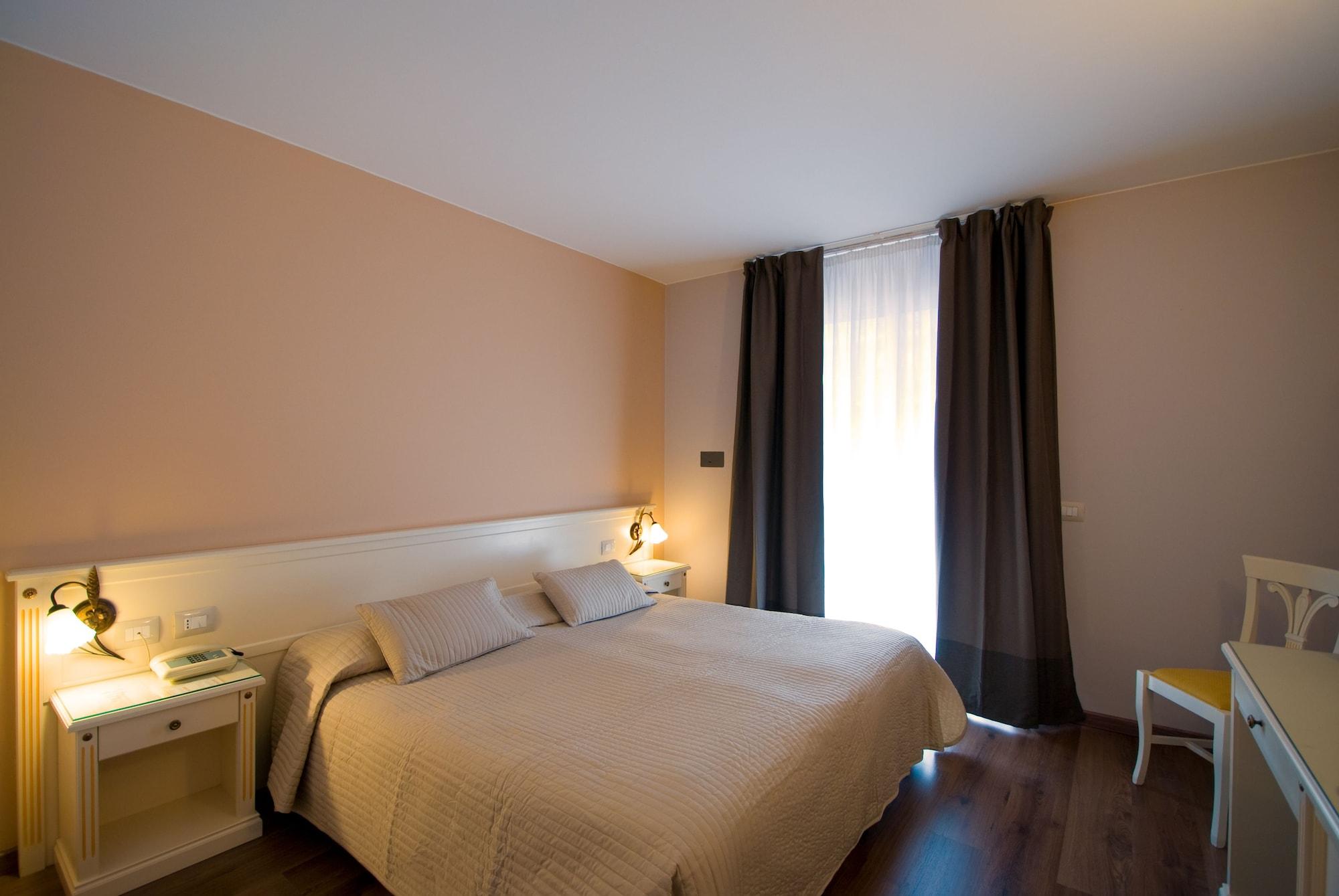 Hotel Royal Riva del Garda Esterno foto