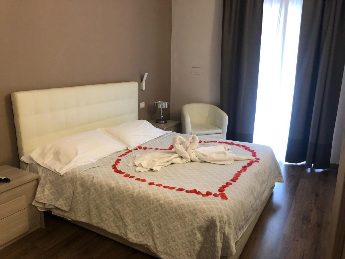 Hotel Royal Riva del Garda Esterno foto