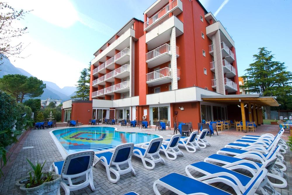 Hotel Royal Riva del Garda Esterno foto