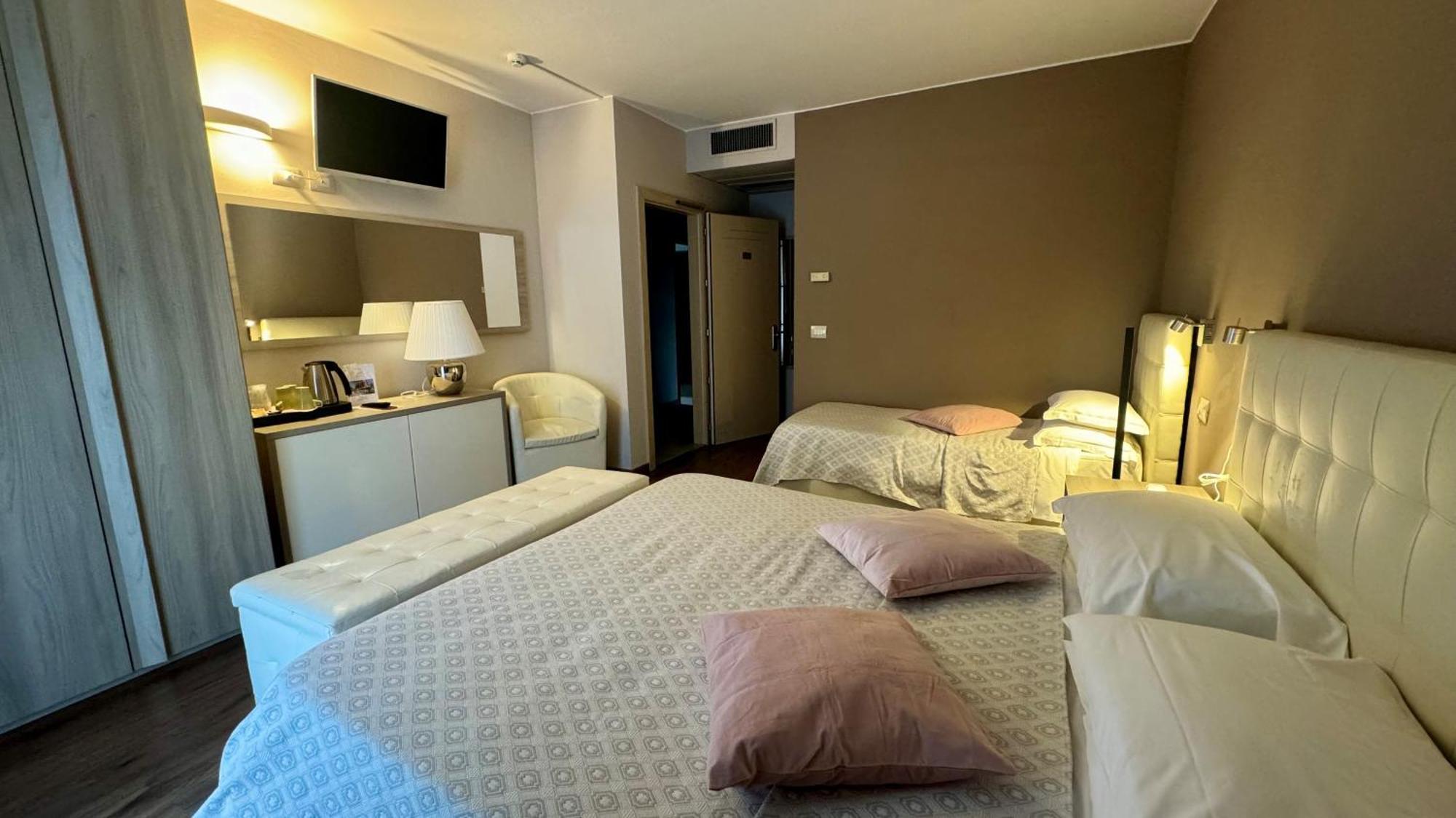 Hotel Royal Riva del Garda Esterno foto