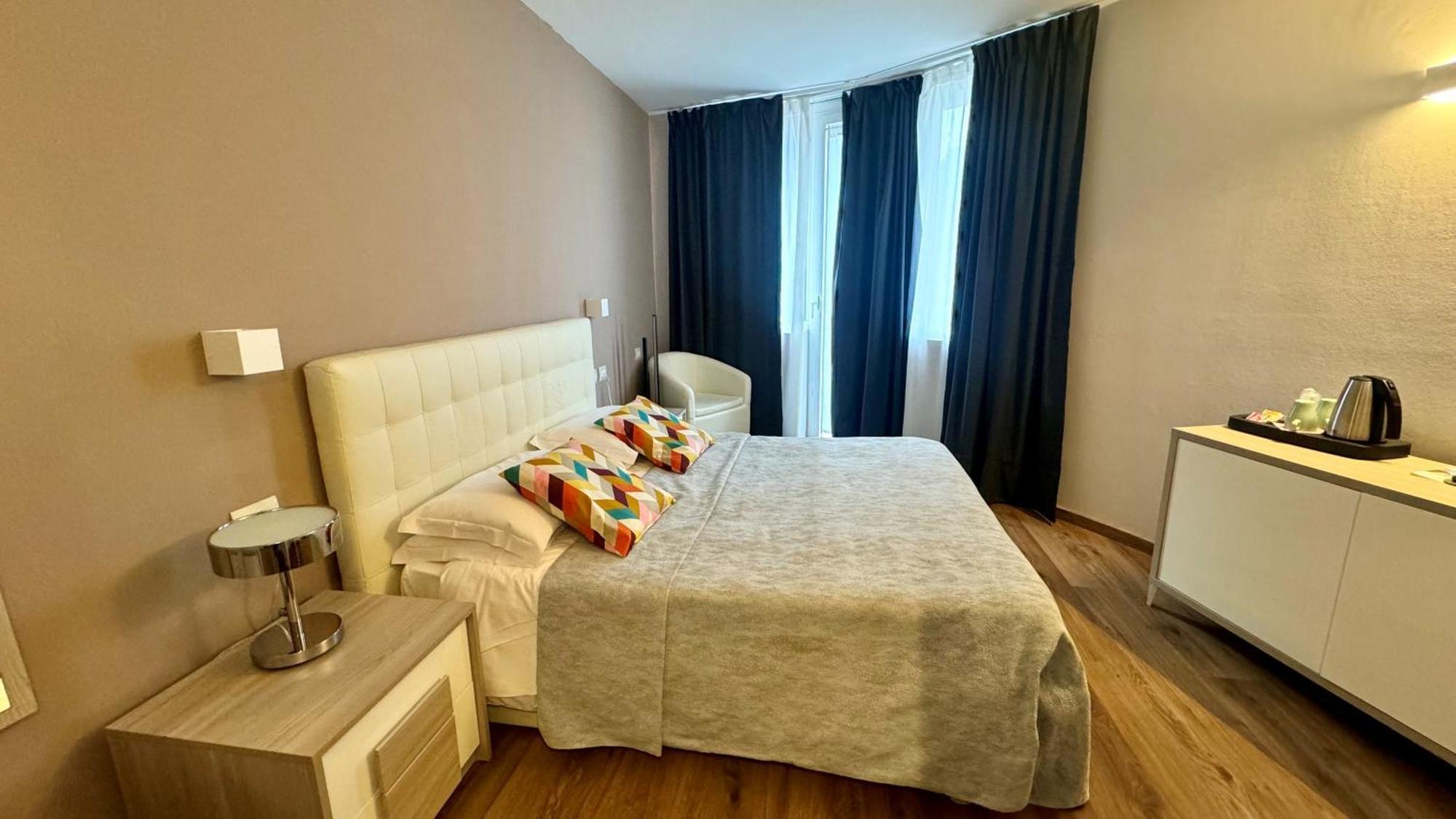 Hotel Royal Riva del Garda Esterno foto