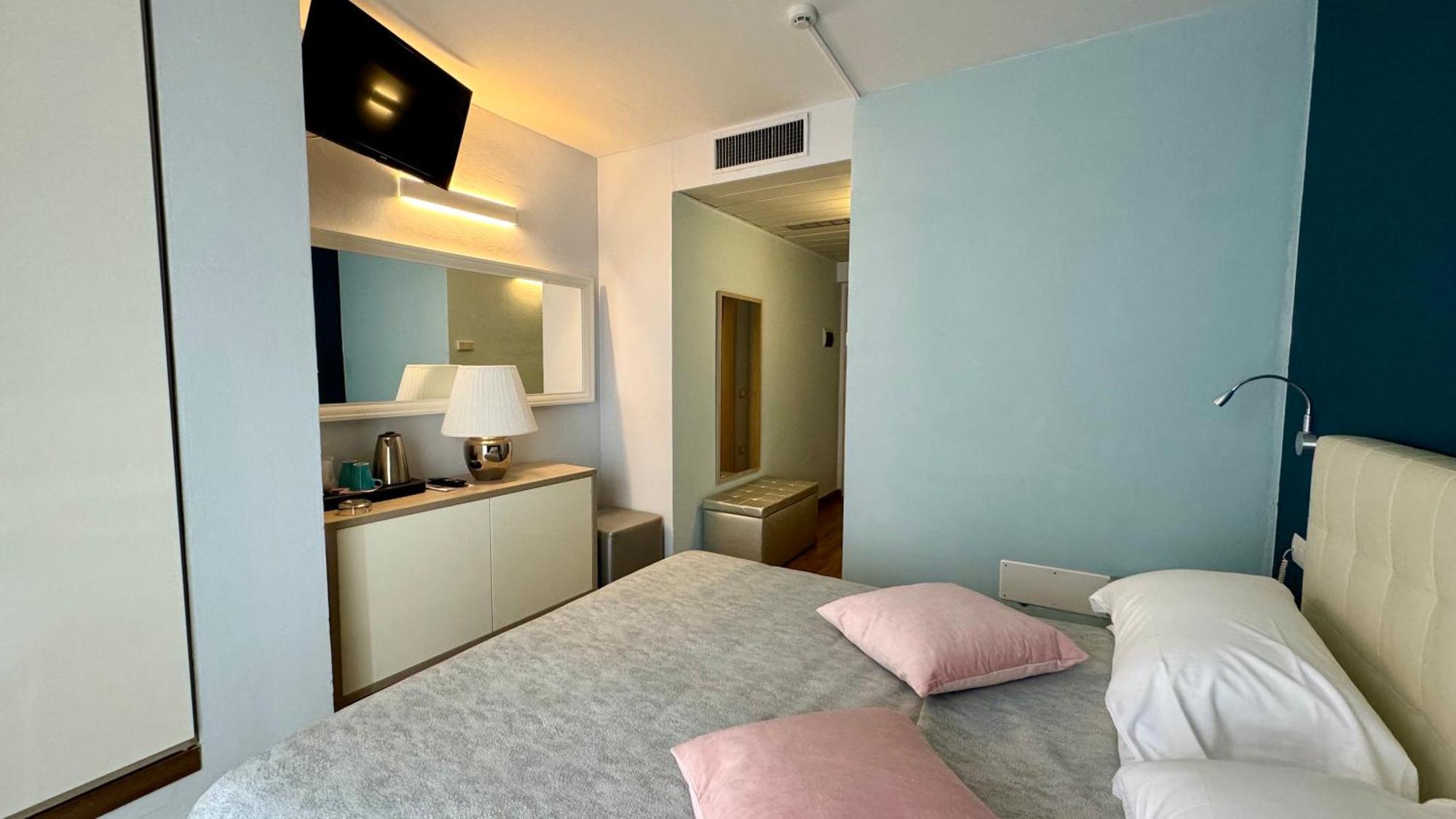 Hotel Royal Riva del Garda Esterno foto