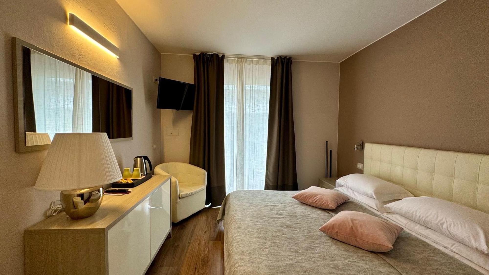 Hotel Royal Riva del Garda Esterno foto